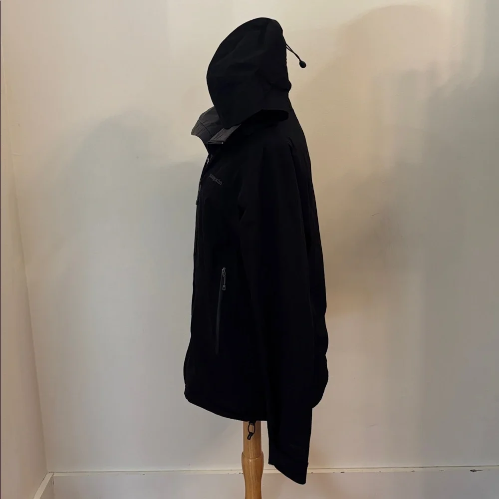 Patagonia Men's Black Hooded‎ Lightweight Goretex Jacket